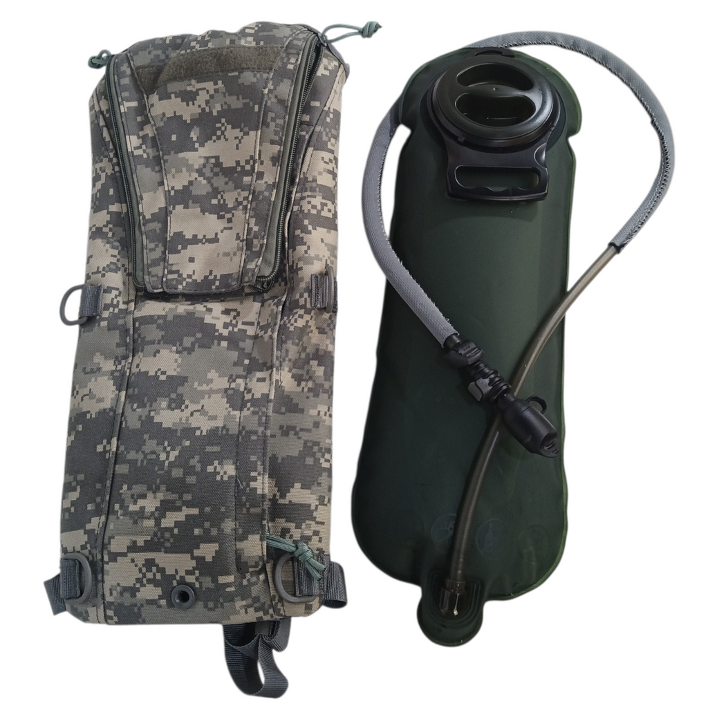 Sac d'hydratation 3 Litres ACU: sac à dos camouflage avec poche et connecteurs, compatible gourde ou réservoir, affiché à côté d’un conteneur vert.