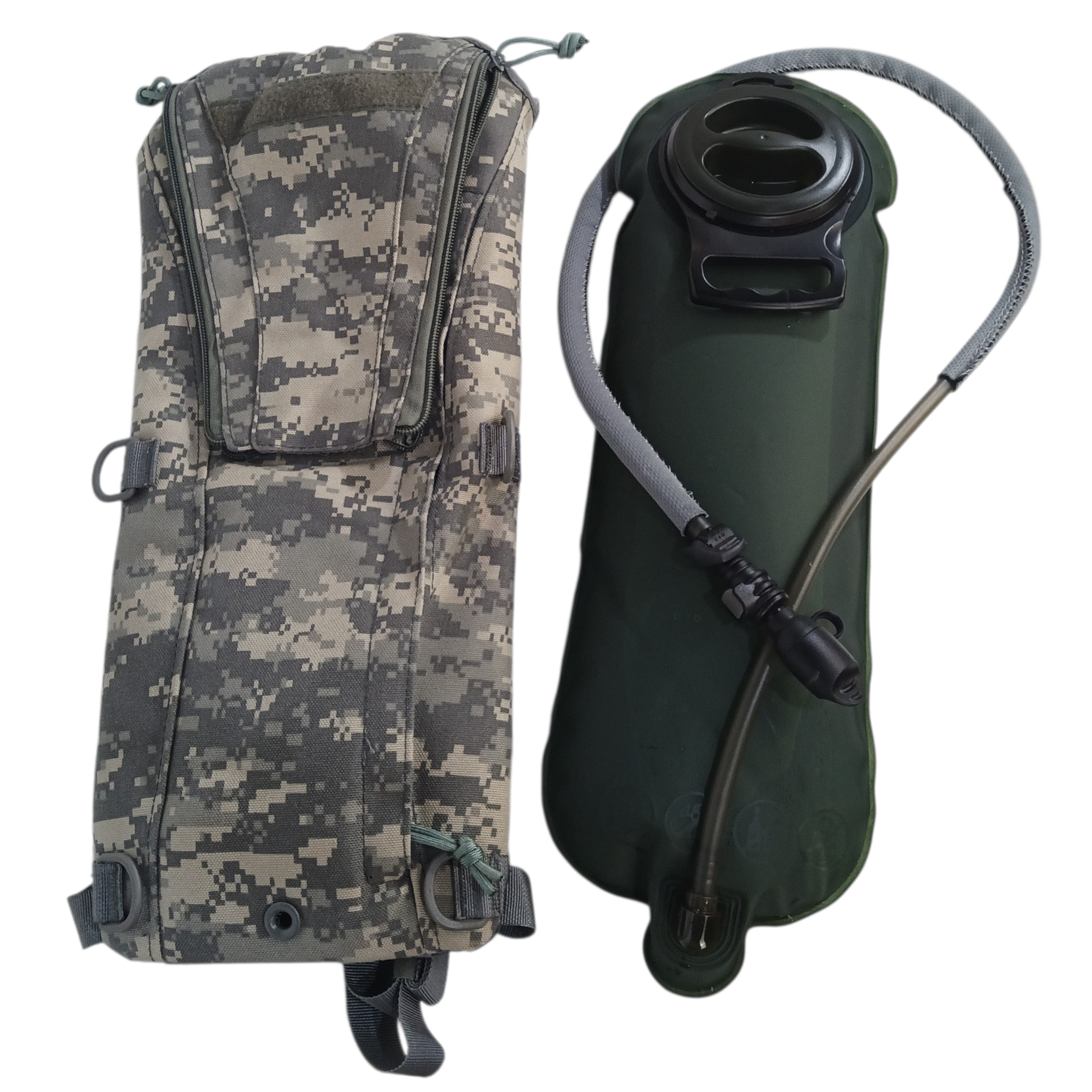 Sac d'hydratation 3 Litres ACU: sac à dos camouflage avec poche et connecteurs, compatible gourde ou réservoir, affiché à côté d’un conteneur vert.