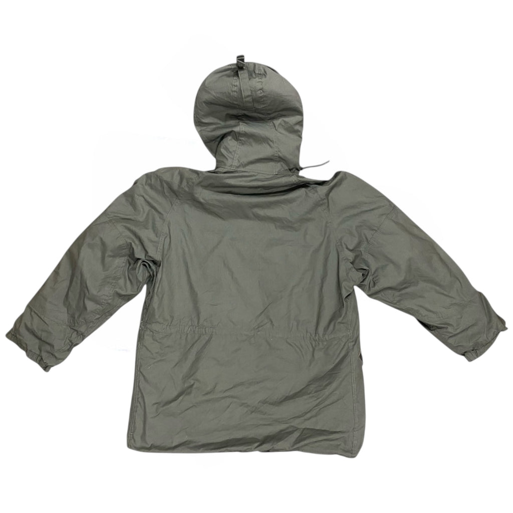 Veste coupe-vent kaki avec capuche, vue arrière, manches longues ample, tissu léger et utilitaire. Parka N3B US Army grand froid extrême authentique (principe du produit).