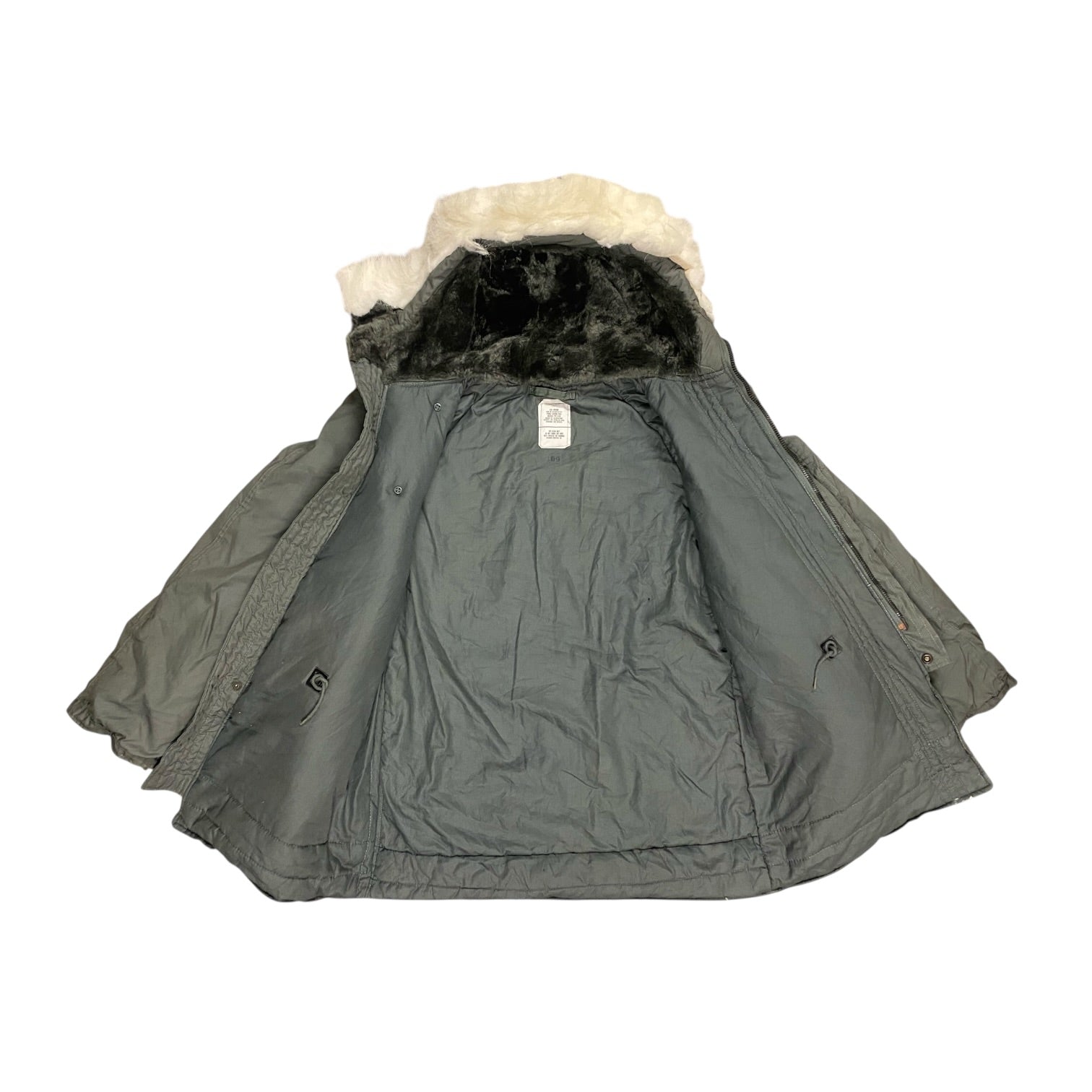 Parka militaire gris vert avec peluche intérieure et capuche en fourrure synthétique blanche, vue arrière ouverte.