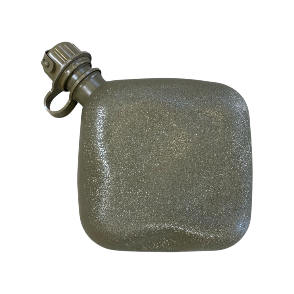 Gourde militaire US Army olive drab avec bouchon squale et crochet, présentée en orthogonal sur fond blanc.