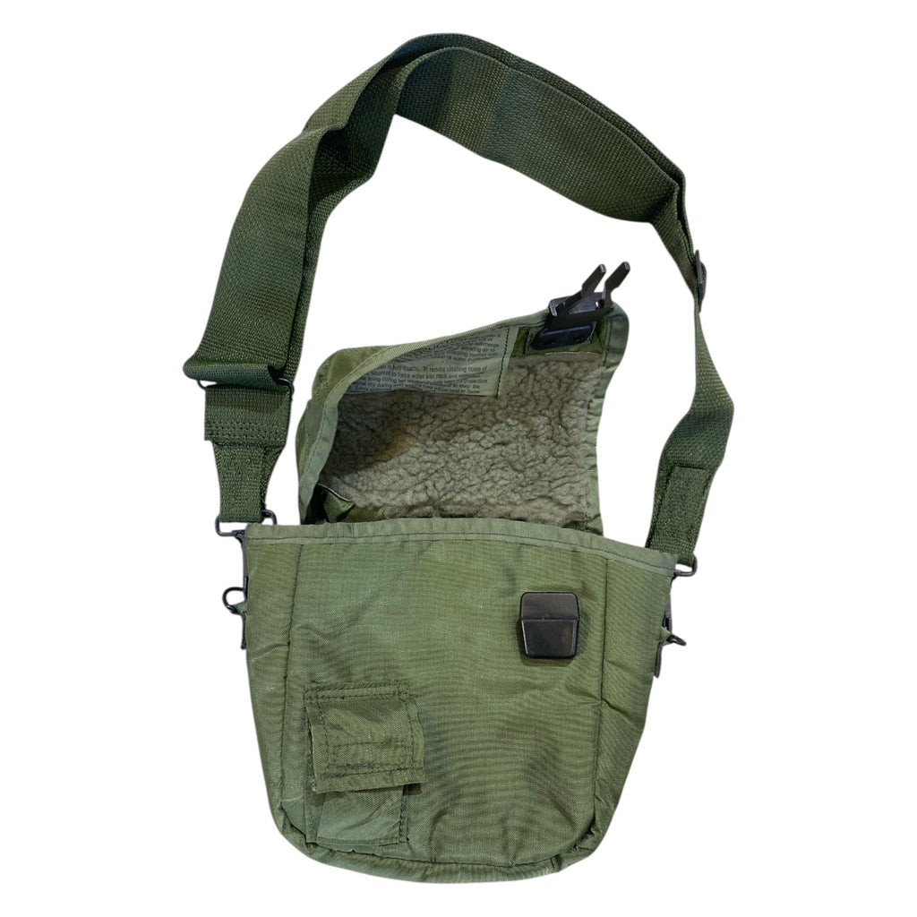 Gourde militaire US Army olive drab avec sac isotherme Alice, poche frontale et bandoulière robuste.