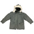 Parka hivernale militaire olive avec capuche en fourrure synthétique blanche, fermeture à boutons et pochettes devant.
