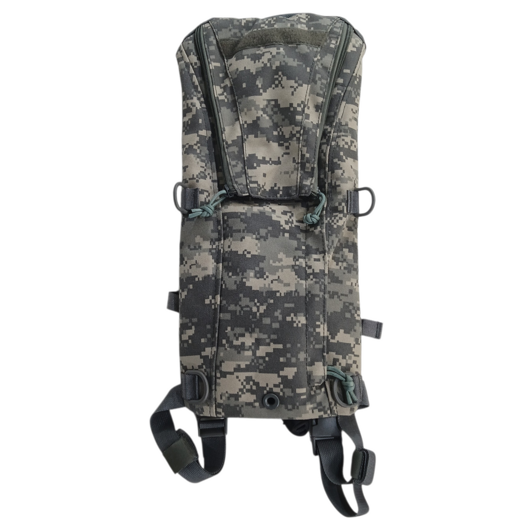 Sac d'hydratation 3 litres ACU en camouflage numérique avec sangle et attaches, vue frontale.