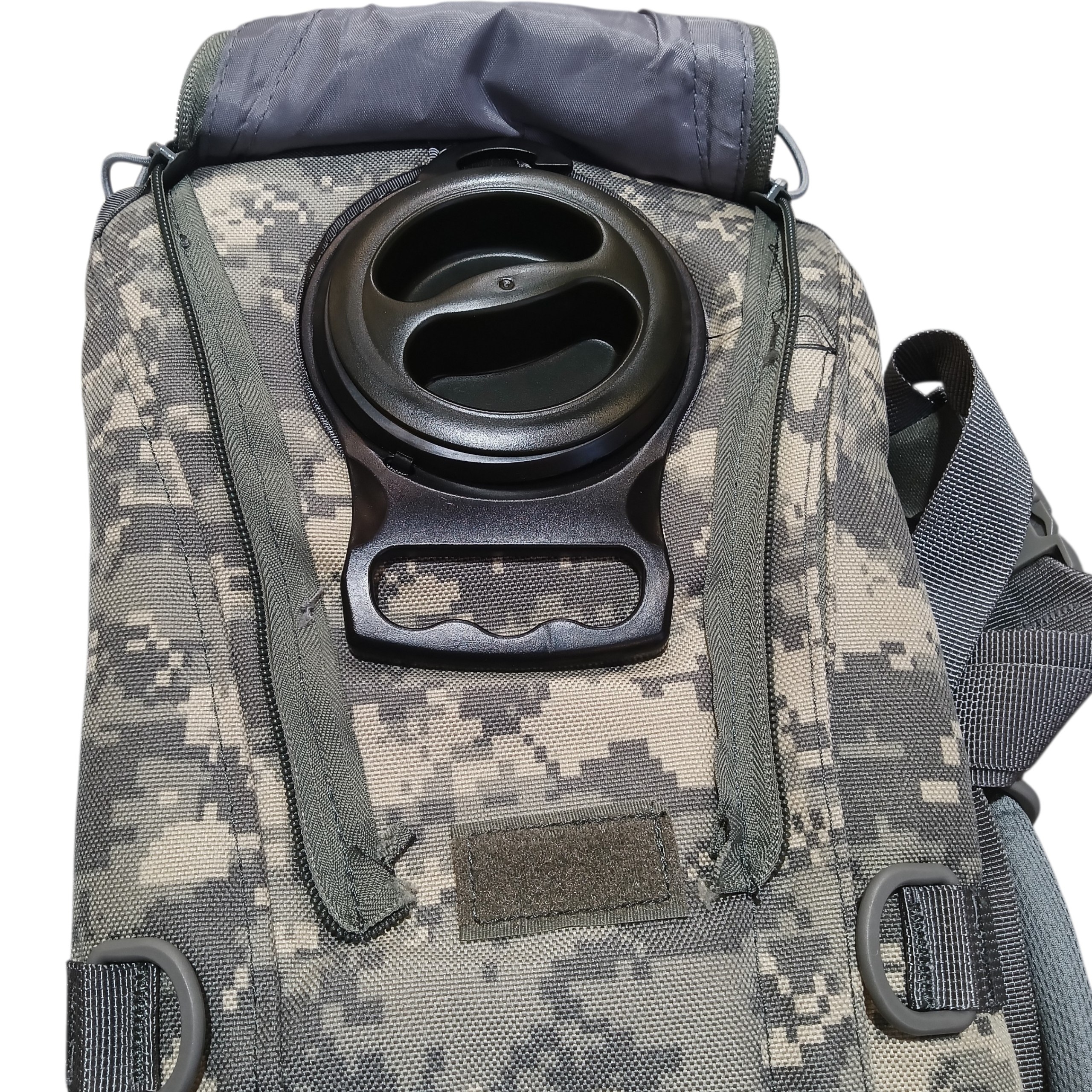 Sac d'hydratation 3 Litres ACU | zoom sur l’ouverture et le bouchon sur un sac camouflage, avec sangles et anses robustes