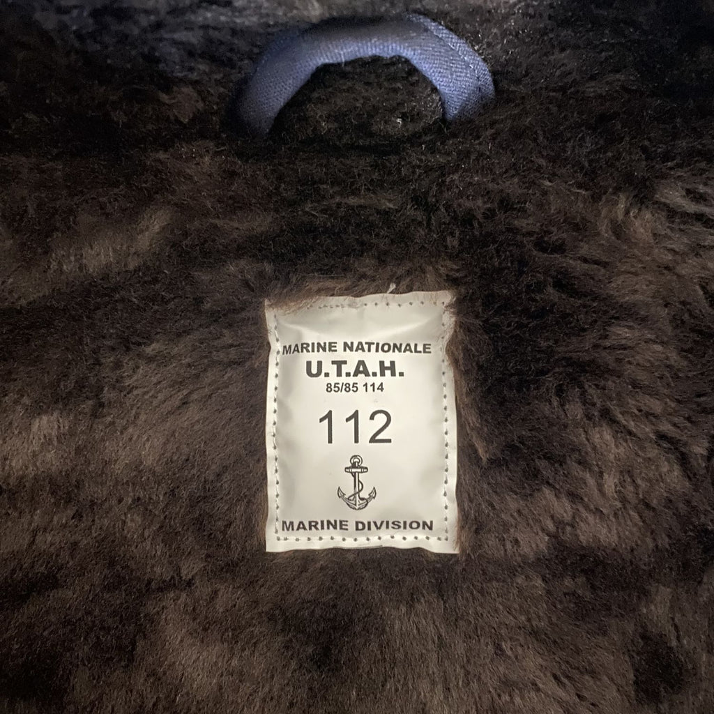 Veste en peau synthétique marron foncé avec étiquette Marine Nationale U.T.A.H. 112 et ancre marine marine division.