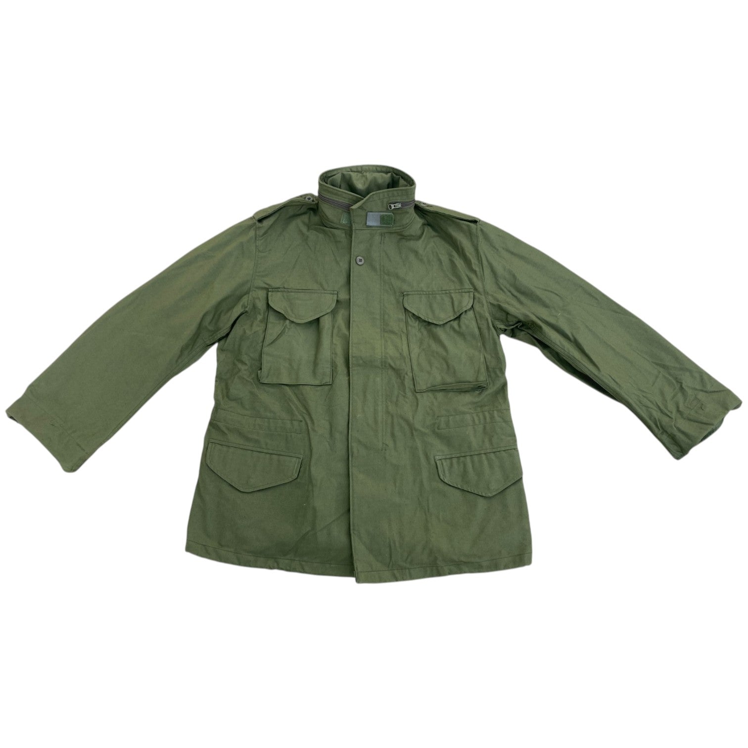 Veste M-65 US Army authentique, parka militaire vert kaki avec multiples poches frontales et col élevé.