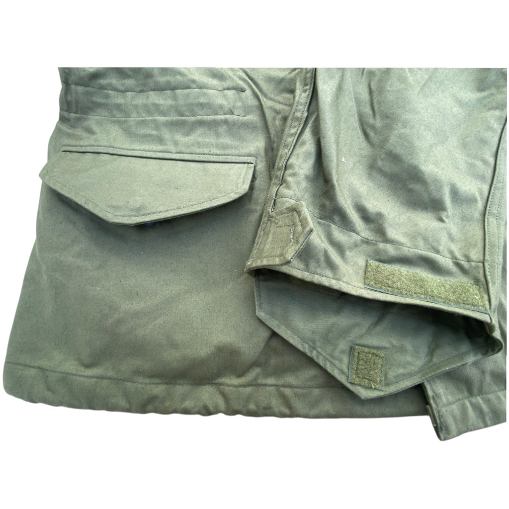 Veste M-65 US Army authentique: détail de poche latérale et rabats en tissu kaki military.