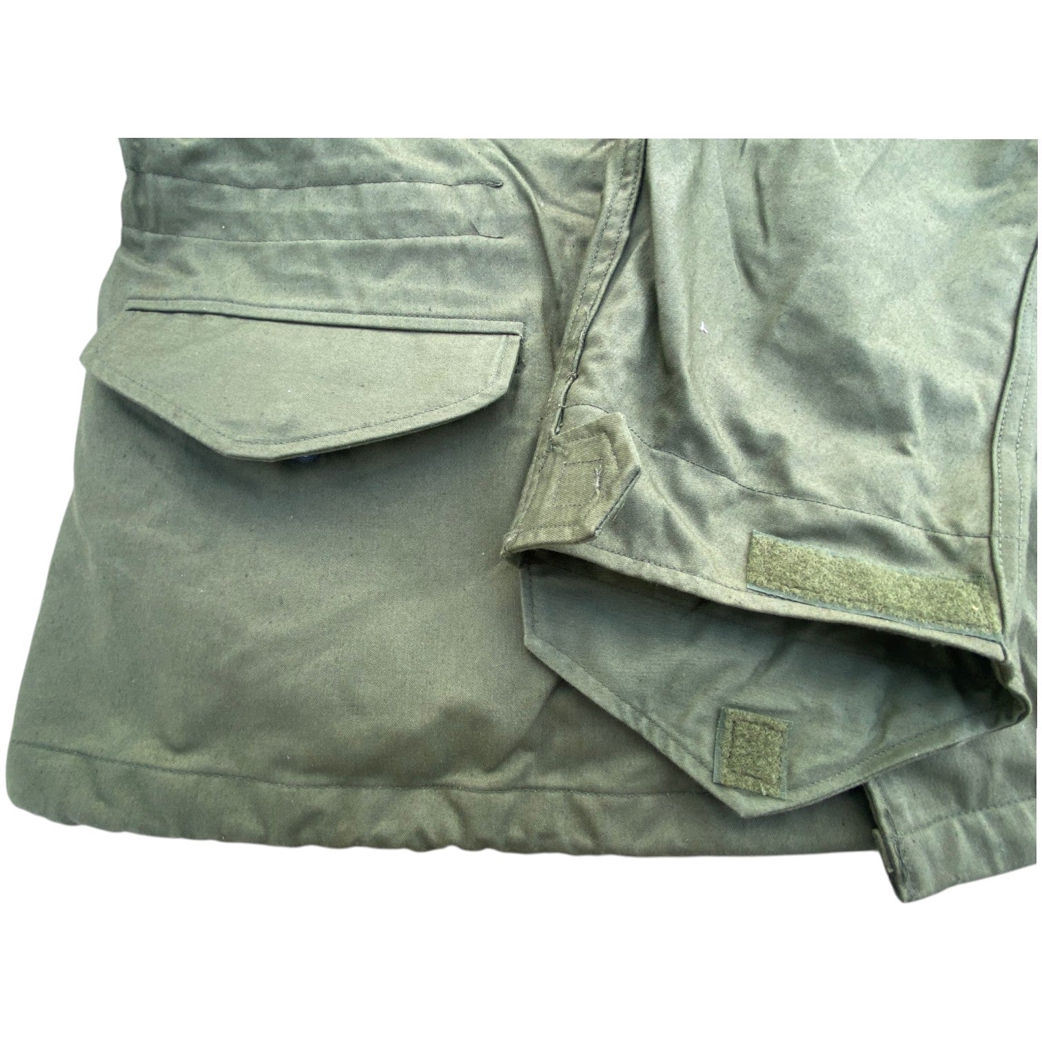 Veste M-65 US Army authentique: détail de poche latérale et rabats en tissu kaki military.