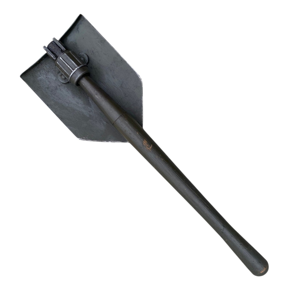 Pelle d’excavation militaire US WW2, manche long et pale/gris vert avec tête en métal rectangulaire et attachelecu; look authentique.