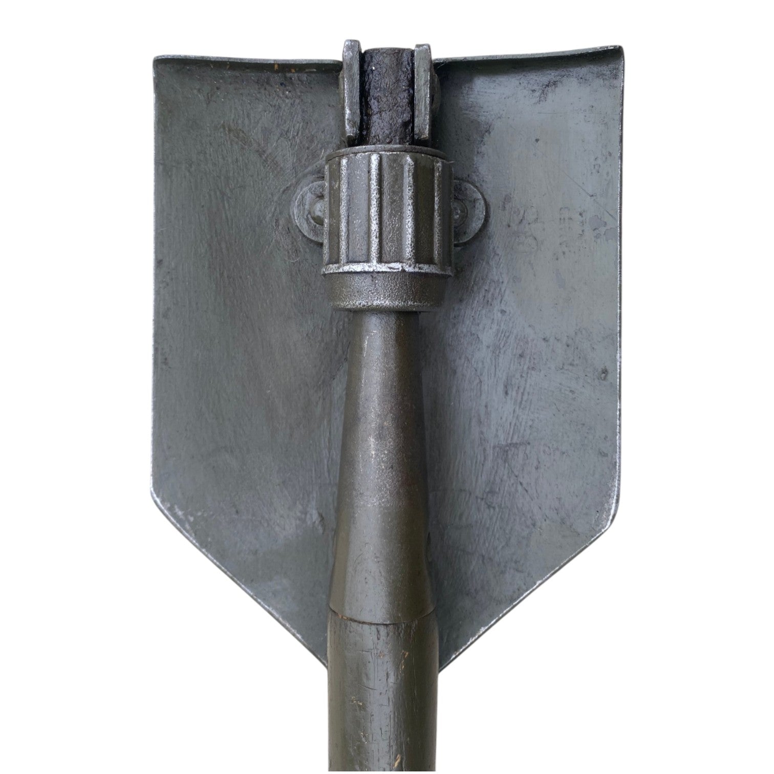 Pelle WW2 US Army 1944 originale authentique: détail d’une pelle militaire métallique avec manche et mécanisme de maintien.