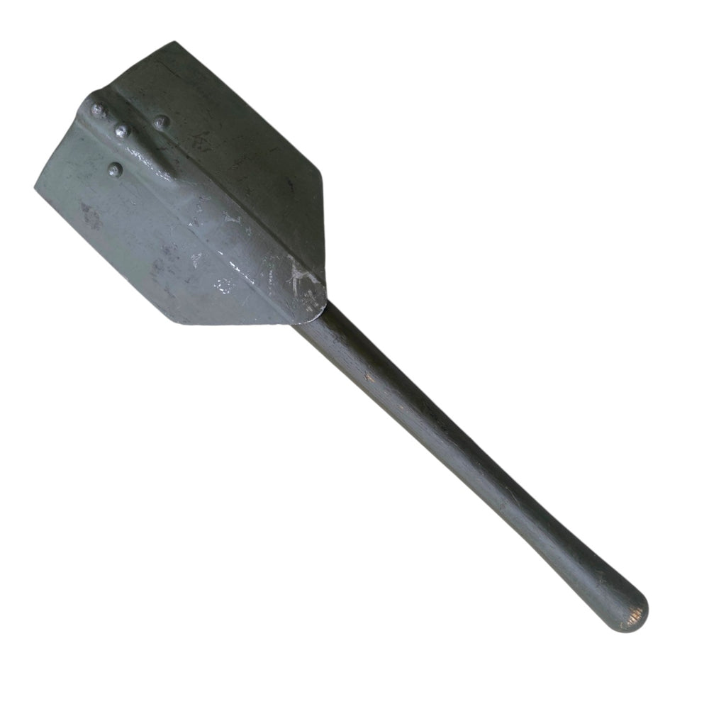 Pelle métallique de couleur olive, longue manche cylindrique et lame carrée inclinée pour fouiller le sol. Pelle WW2 US Army 1944 originale authentique (objet historique).