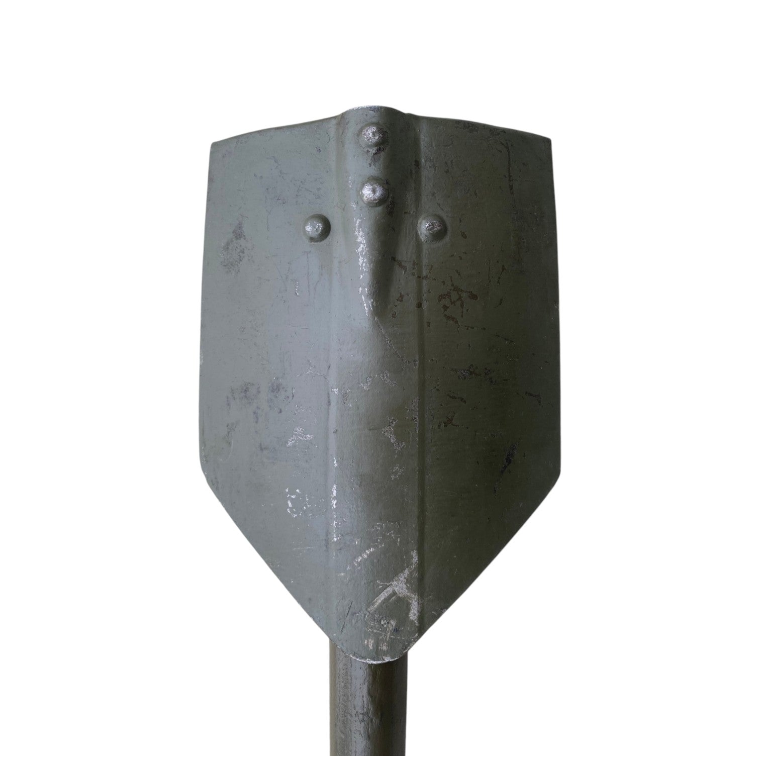 Pelle de tranchée militaire WW2 US Army 1944, lame métallique gris vert avec rivets et manche en bois.