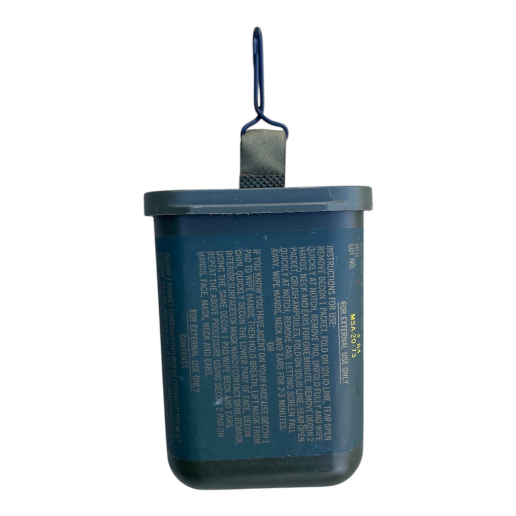 Boîte étanche de survie US Army, verte, petite contenance, mousqueton et sangle d’attache au dessus.