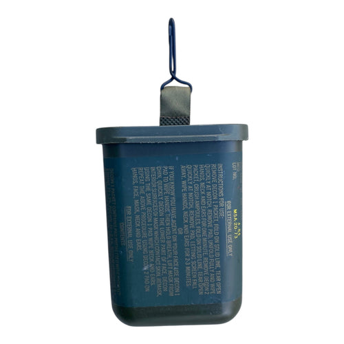 Boîte étanche de survie US Army, verte, petite contenance, mousqueton et sangle d’attache au dessus.