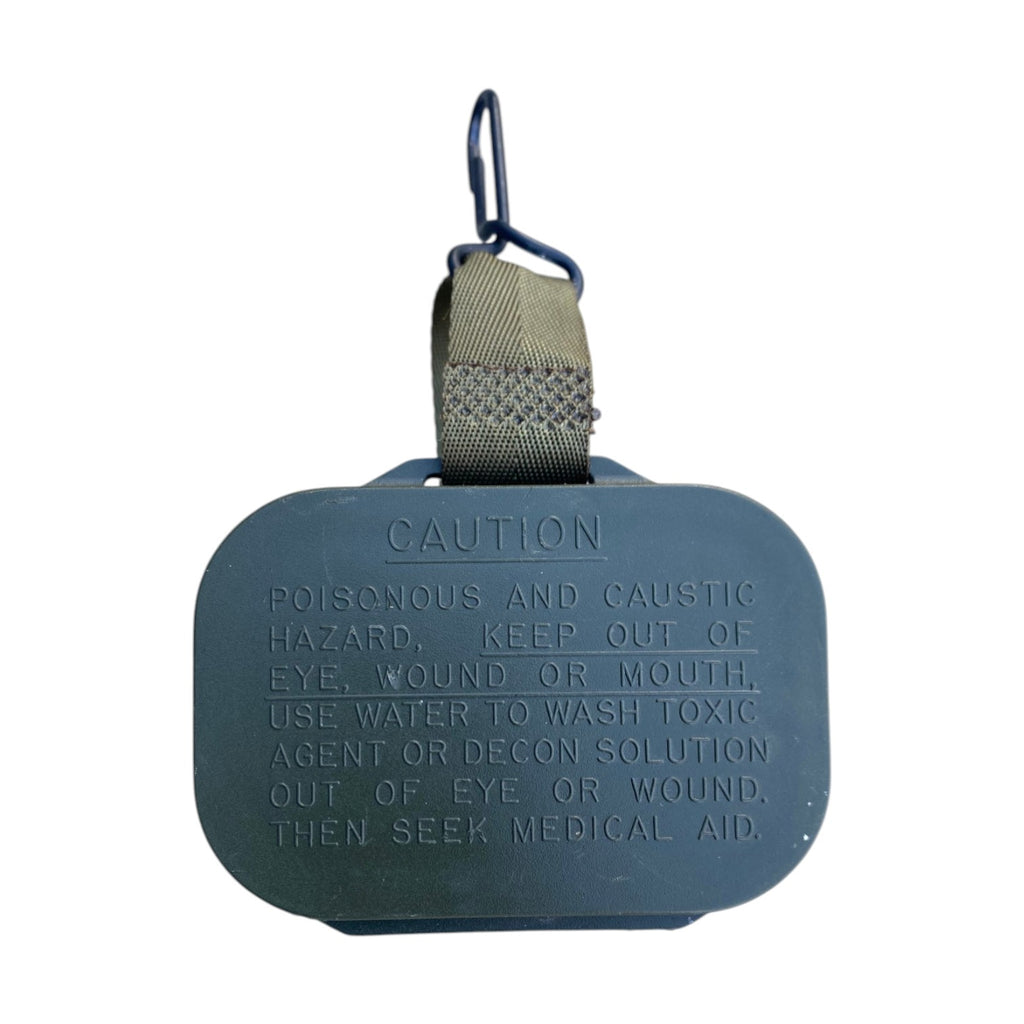 Petit boîtier étanche de survie en army style avec mousqueton et sangle; texte de sécurité gravé dessus. alt: Boîte étanche de survie US Army avec mousqueton et sangle, 24 cl.