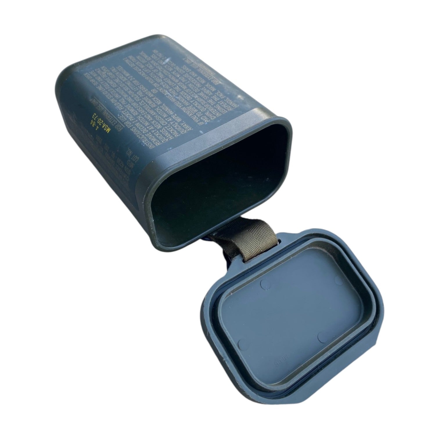 Boîte étanche de survie US Army ouverte avec étiquette et couvercle, motif militaire, contenance visible.