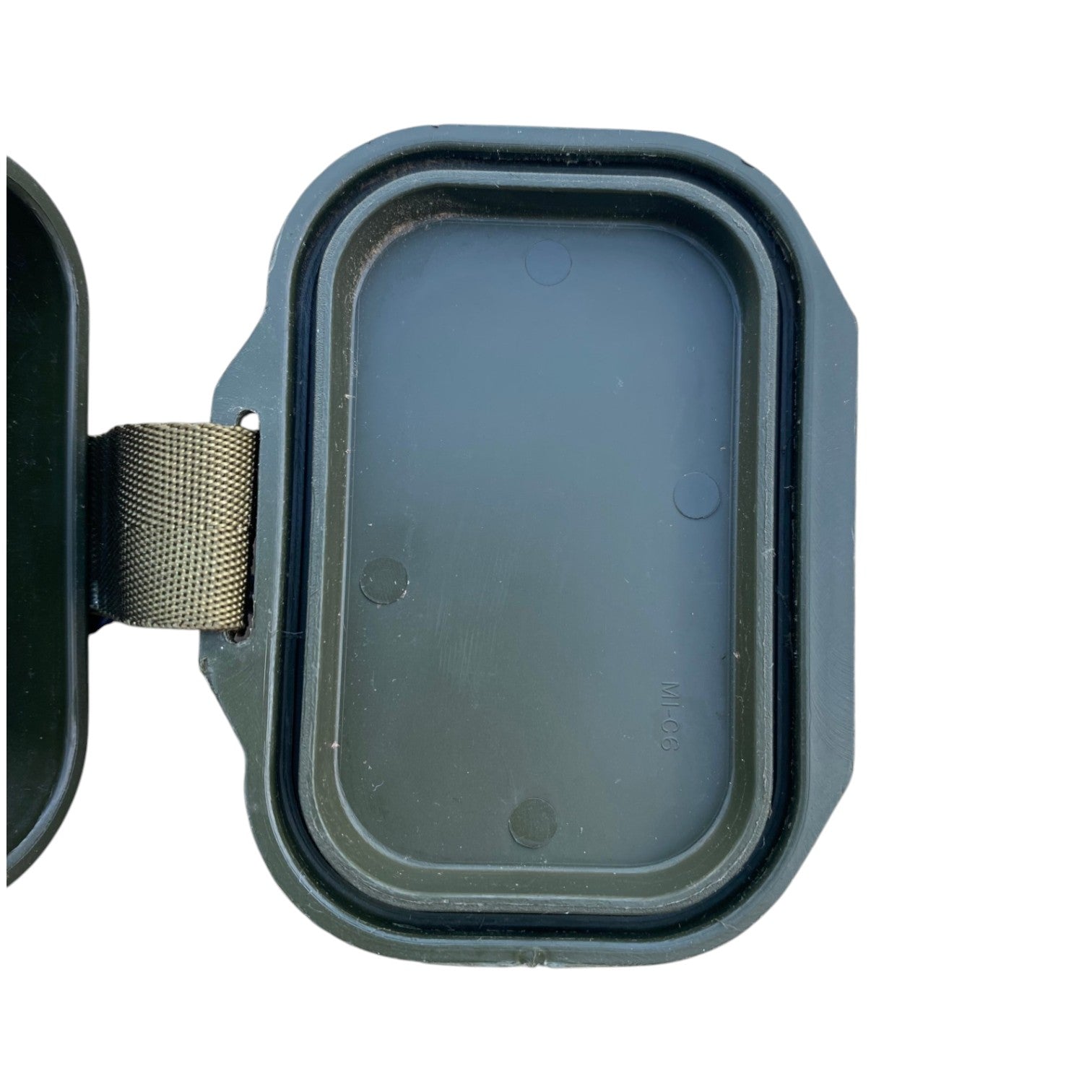 Boîte étanche de survie style US Army, intérieur rectangulaire avec joint étanche et charnière; capot ouvert, sangle en nylon sur le côté. SKU: 24 cl