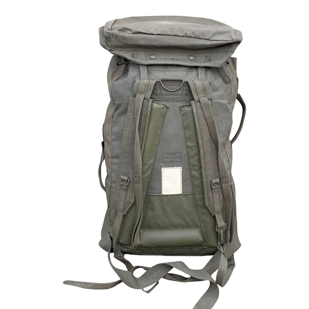 Sac à dos militaire F1 60L/90L de l’armée française, vue arrière montrant bretelles rembourrées, sternum et sangle ventrale.