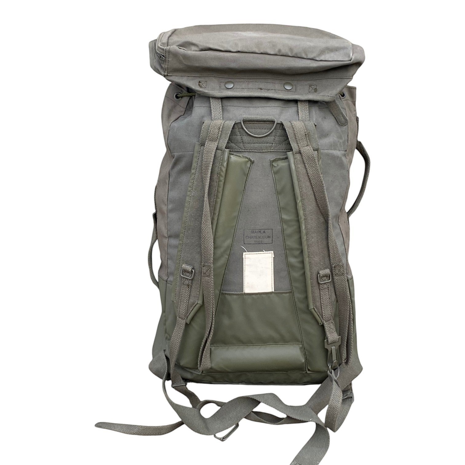 Sac à dos militaire F1 60L/90L de l’armée française, vue arrière montrant bretelles rembourrées, sternum et sangle ventrale.