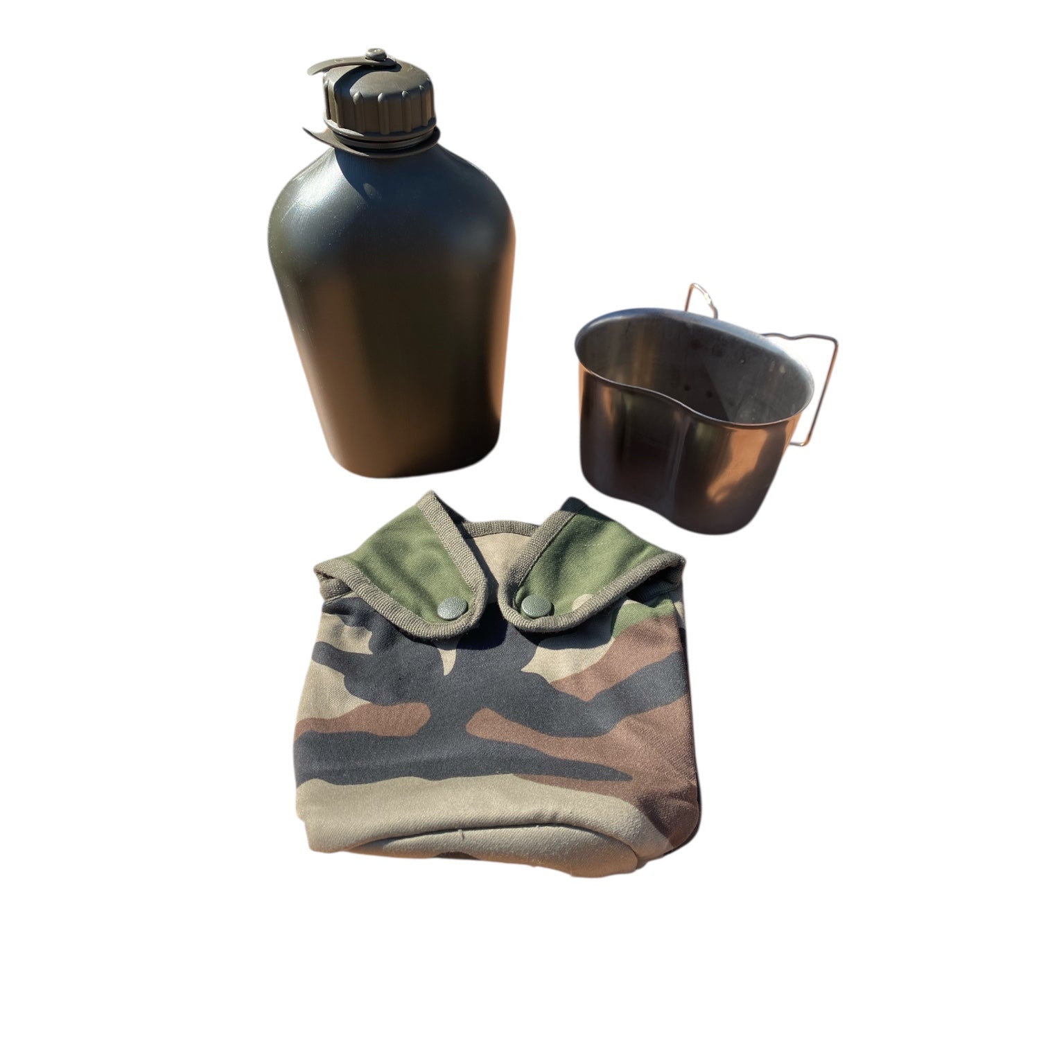 Gourde militaire verte avec bouchon, bol pliable et sac camouflage army, ensemble récipients de camping militaire français.