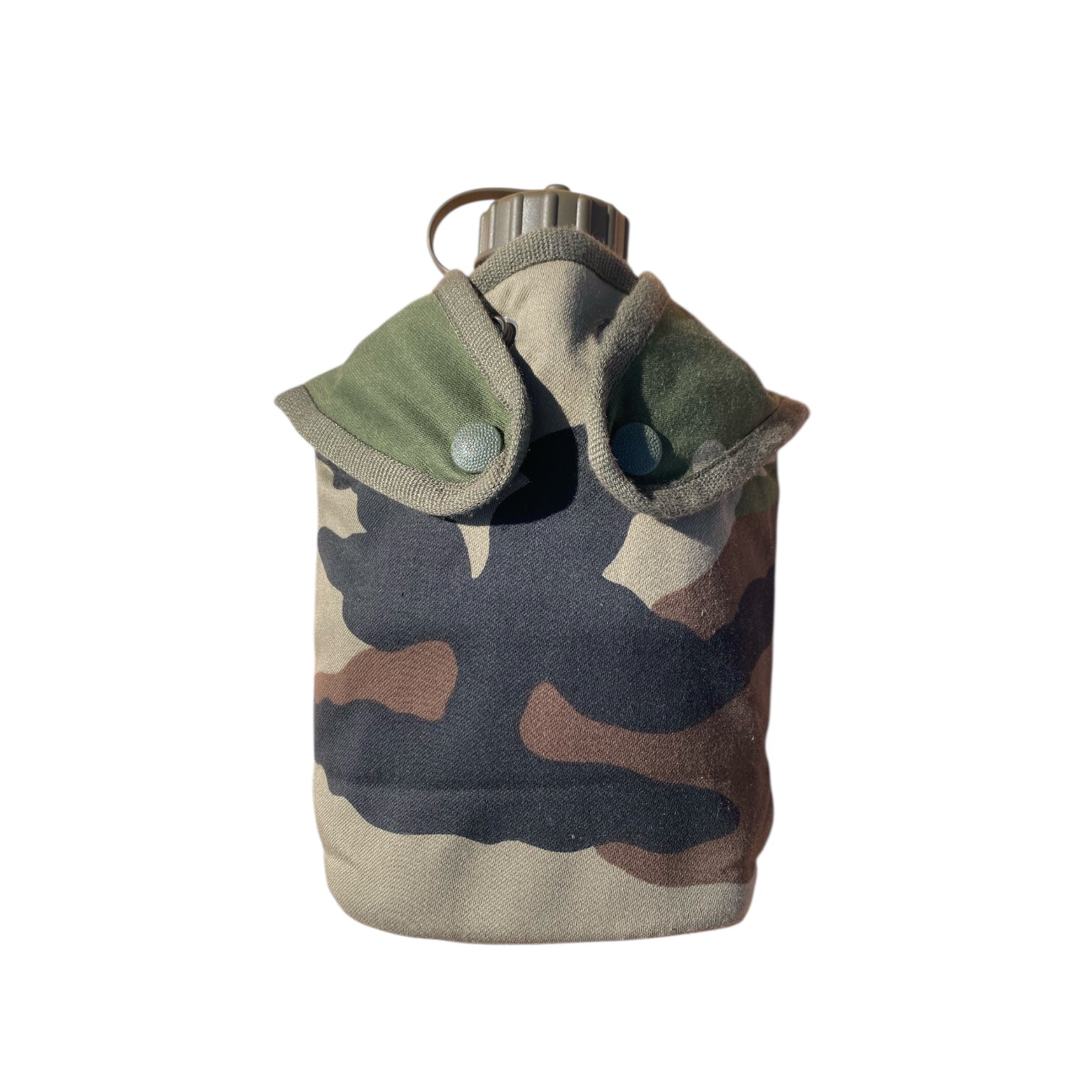 Gourde de combat militaire camouflée, enveloppe en tissu camouflage vert et marron avec bouchon et capuchon vert foncé.