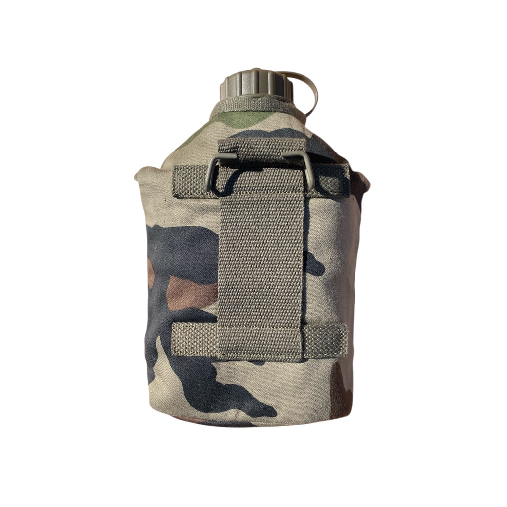 Gourde d’armée camouflage avec housse en tissu et sangle, fermeture à clip et bouchon vissé, motif désert.