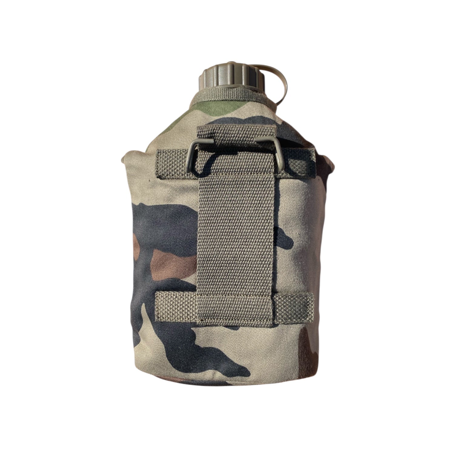 Gourde d’armée camouflage avec housse en tissu et sangle, fermeture à clip et bouchon vissé, motif désert.