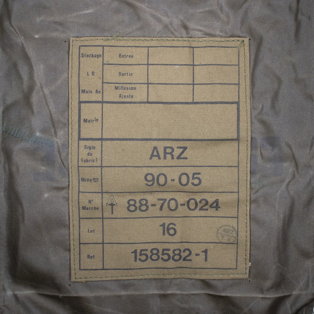 Patch d’uniforme beige with labels ARZ 90-05, 88-70-024, size 16, serial 158582-1, portant “Sac TAP militaire des troupes aéroportées françaises”

(Note: Provide concise alt text.)