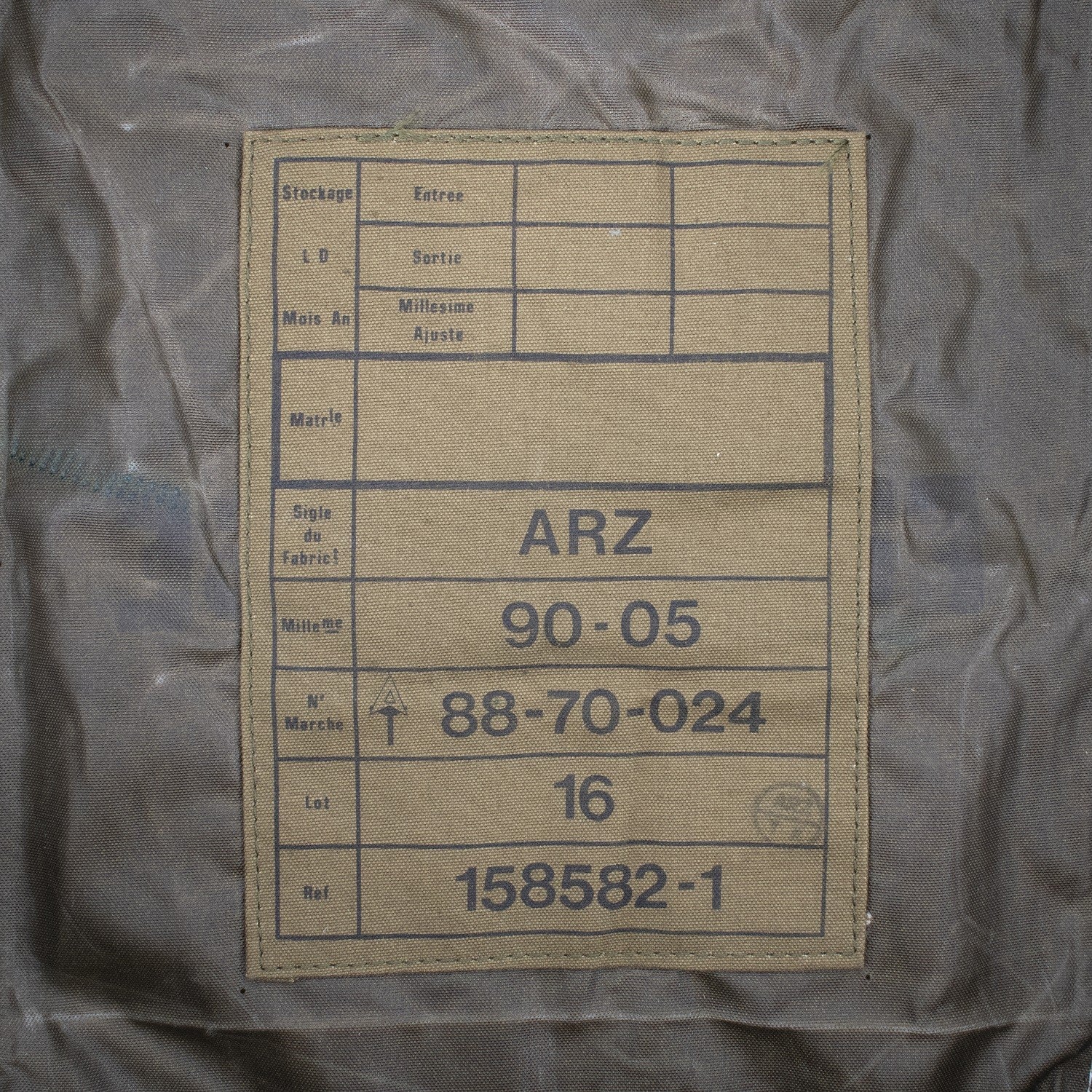 Patch d’uniforme beige with labels ARZ 90-05, 88-70-024, size 16, serial 158582-1, portant “Sac TAP militaire des troupes aéroportées françaises”

(Note: Provide concise alt text.)