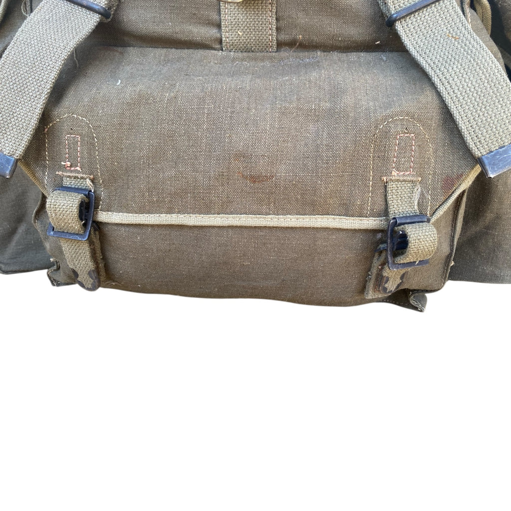 Sac à dos militaire TAP 50 de l’armée française, couleur kaki, gros plan sur le fond du sac avec bretelles et sangles.