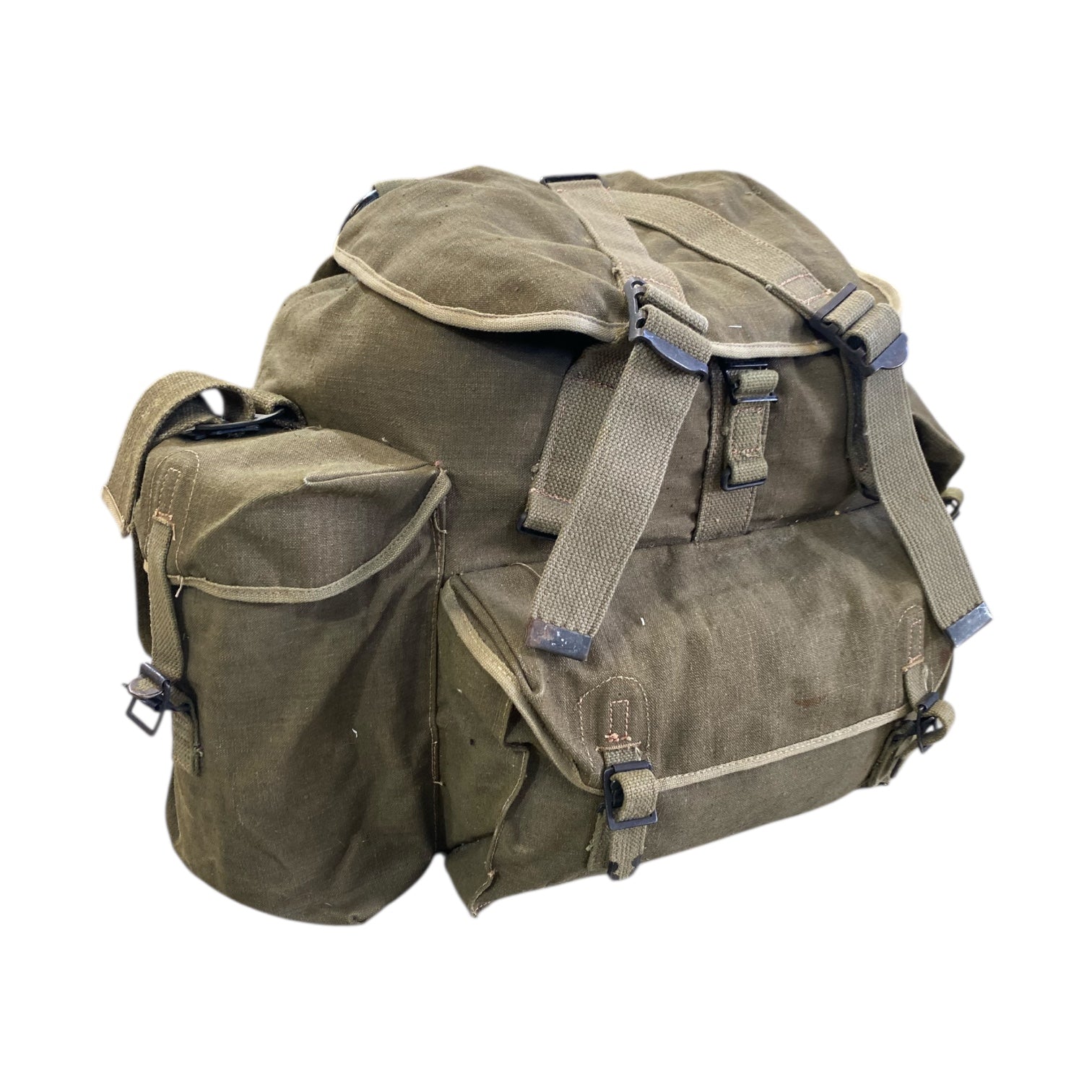 Sac à dos militaire vert olive TAP 50 avec poches latérales, bretelles et sangles cuirage noir, style équipement armée Française.