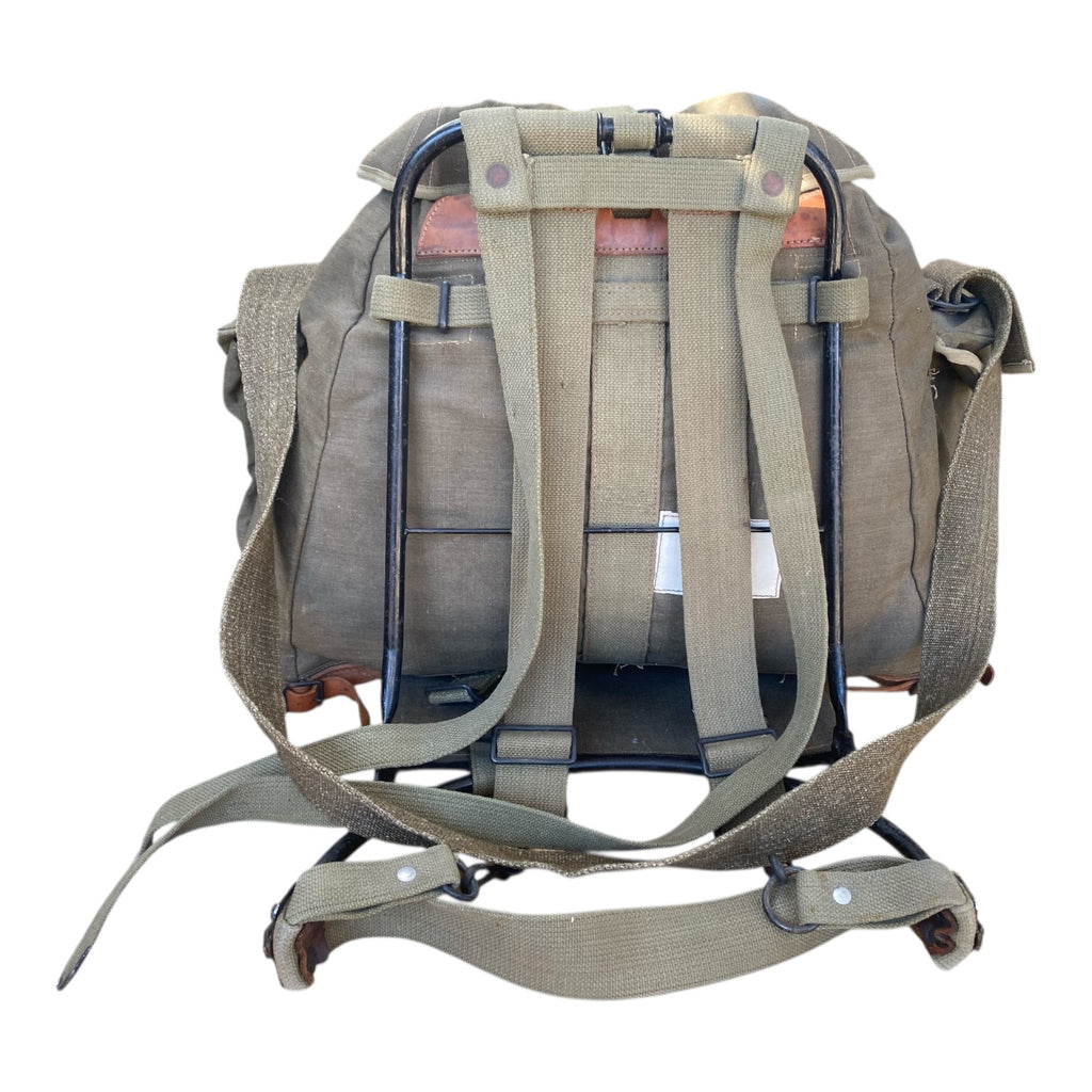 Sac à dos militaire TAP 50 de l’armée française, vue arrière with sangle et cadre métallique, couleur kaki, bretelles renforcées.