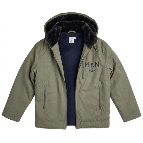 Blouson d’homme kaki avec doublure synthétique noire, capuche amovible, poches zippées et logo marine “M & N” sur le torse droit.