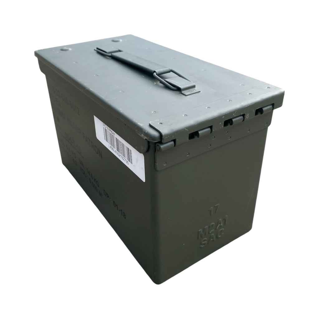 Caisse étanche militaire compacte kaki avec poignée métallique sur le couvercle et charnières visibles, boîte rigide de stockage sécurisé.