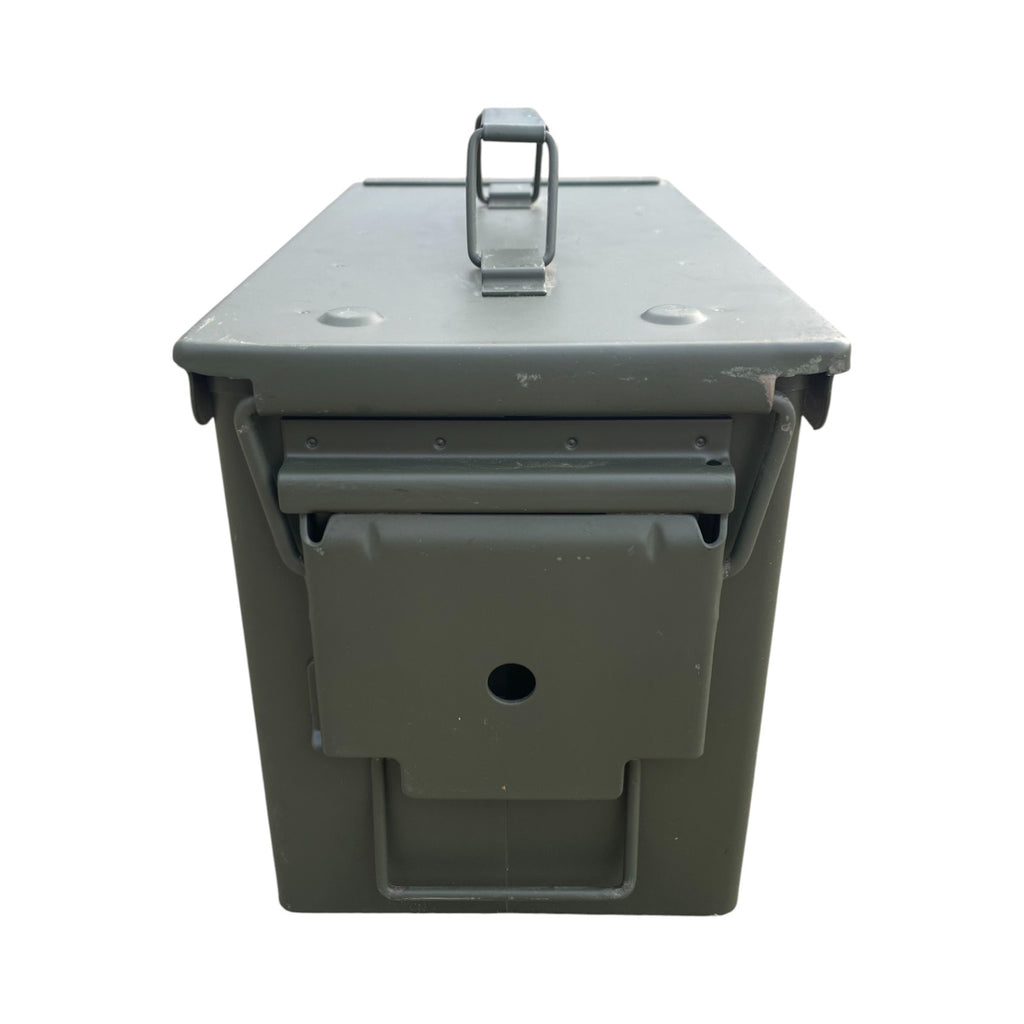 Caisse étanche militaire compacte de stockage sécurisé, couleur kaki, avec anse et rabats pliants, vue frontale-sortie.