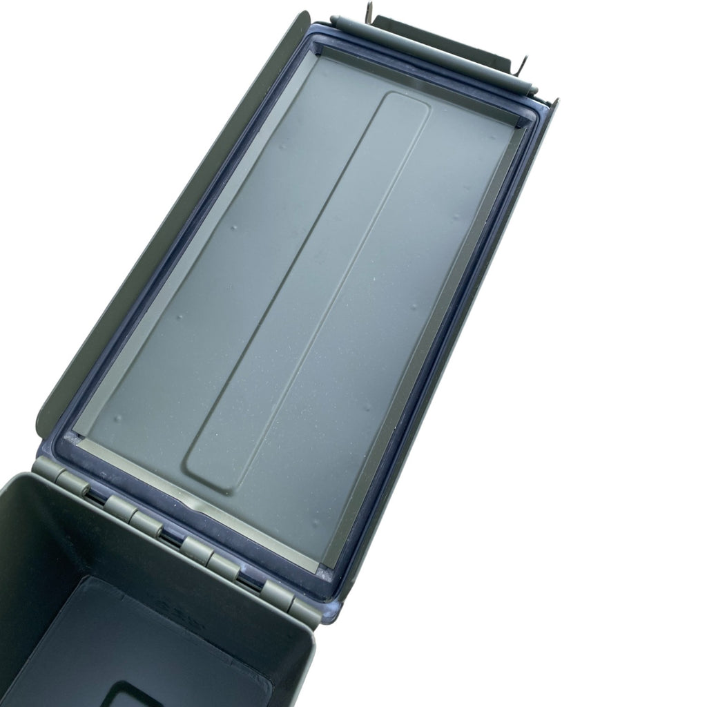 Caisse étanche militaire compacte ouverte montrant son couvercle en métal avec joint neuf et l’intérieur rectangulaire pour stockage sécurisé.