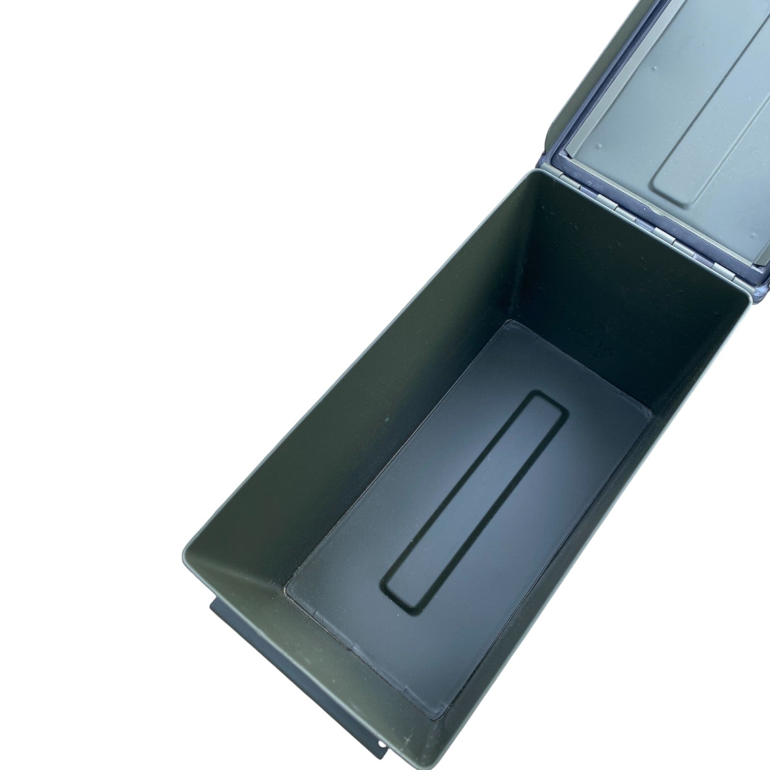 Caisse étanche militaire compacte ouverte montrant un grand compartiment intérieur vert kaki et un support plat amovible.