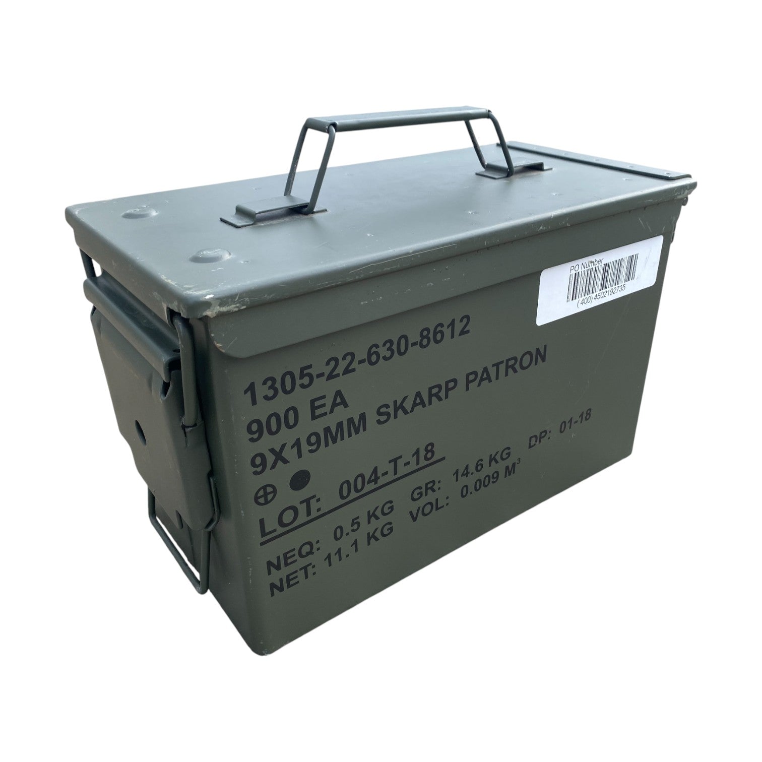 Caisse étanche militaire compacte couleur kaki, avec poignée métallique et étiquettes imprimées sur le côté.