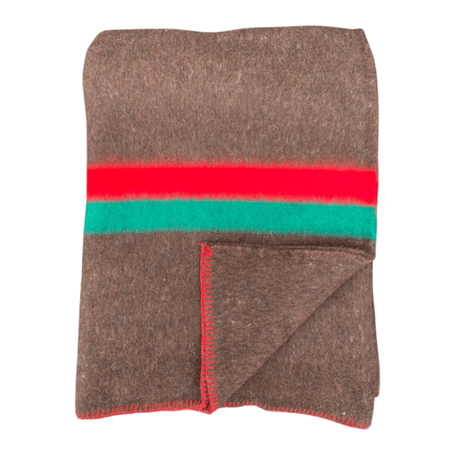 Couverture militaire en laine gris moka avec bandes rouge et vert, coins rabattus et surpiqûres rouges.
