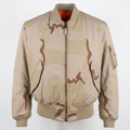Génération en cours : blouson bomber Alpha MA-1 DCU en camouflage désert, vu de face complet sur fond blanc