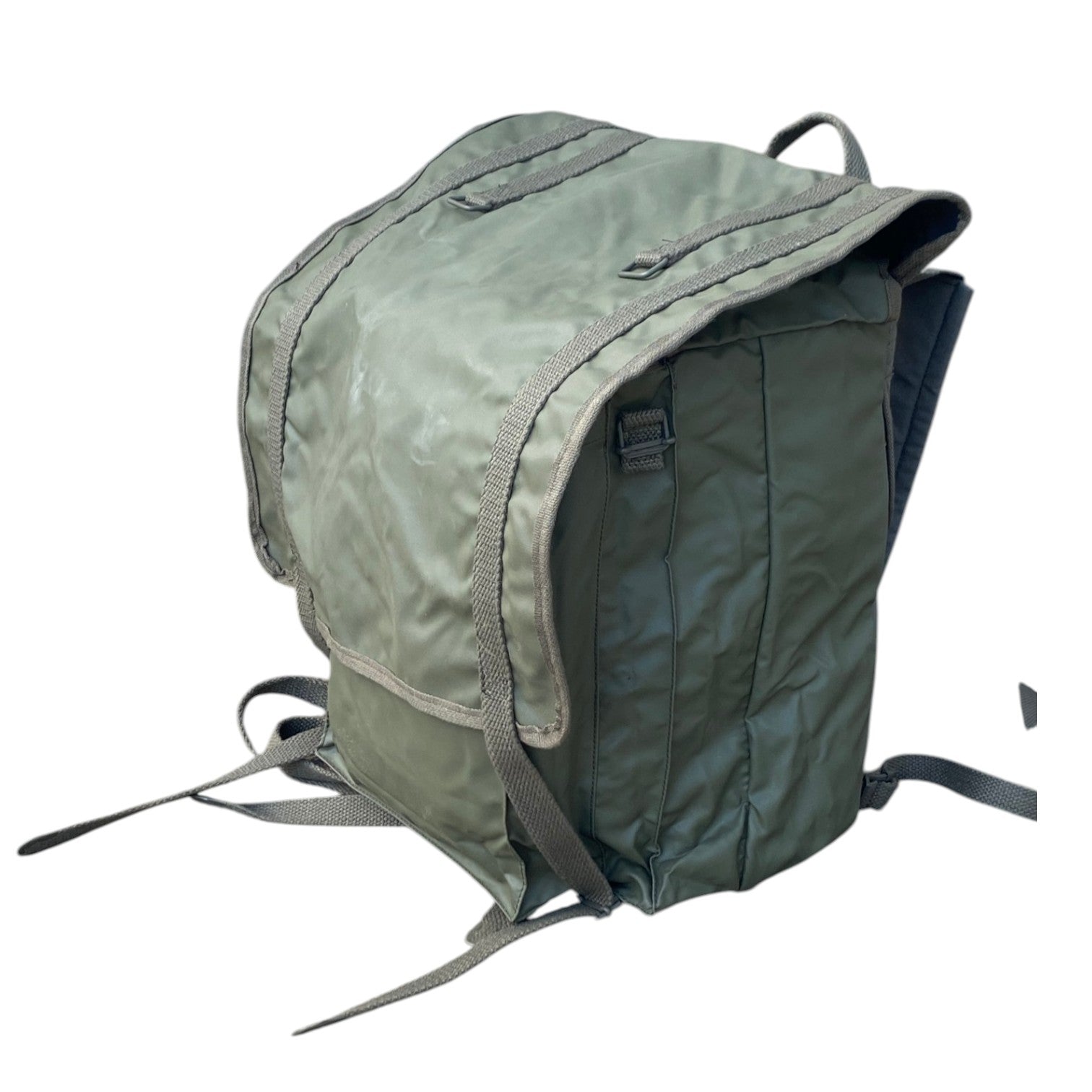 Sac à dos militaire 20L imperméable couleur kaki, bandoulières et sangles robustes, porte-équipement et compartiments externes. Musette F1 France Armée française.