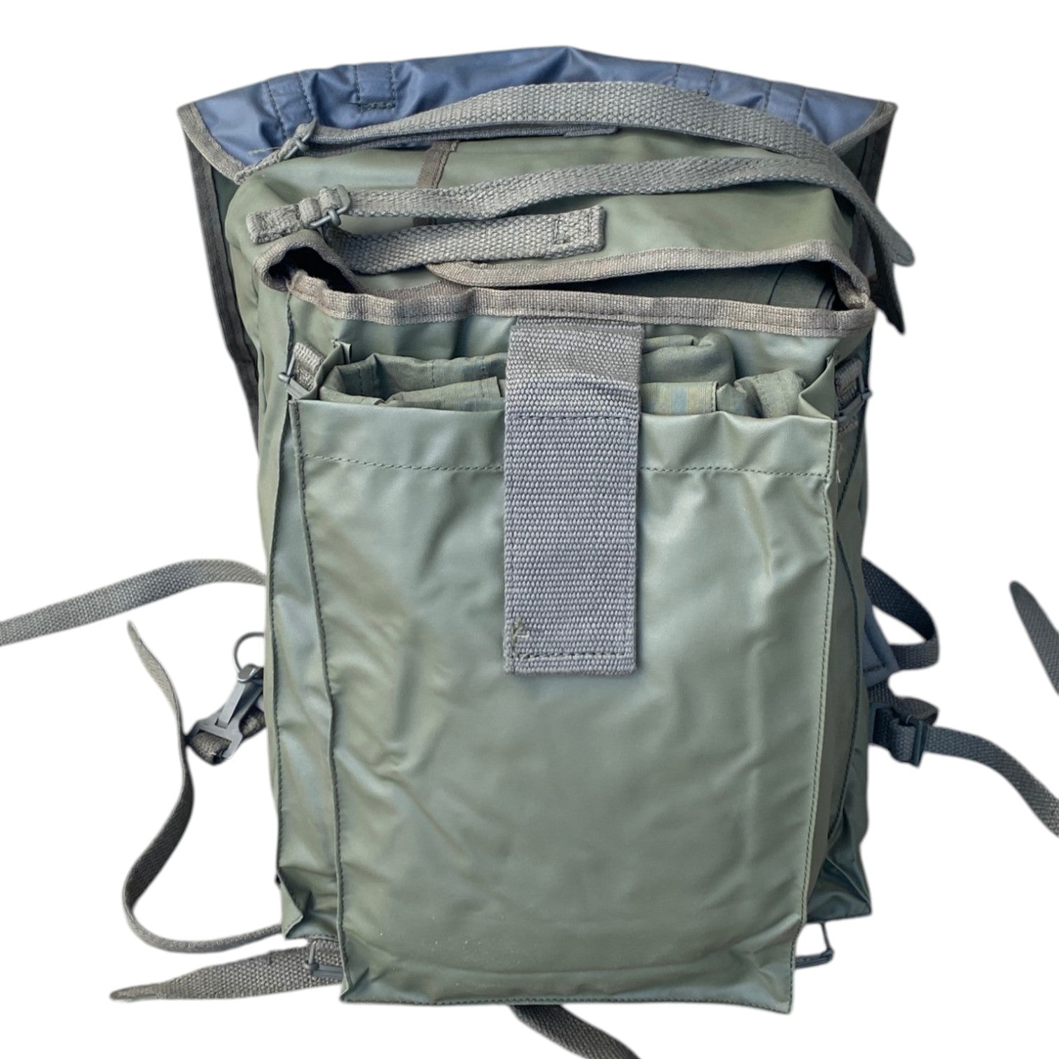 Sac à dos militaire 20L vert olive, compartiments frontaux et poches, sangle de fermeture et bretelles, style esprit armée française.