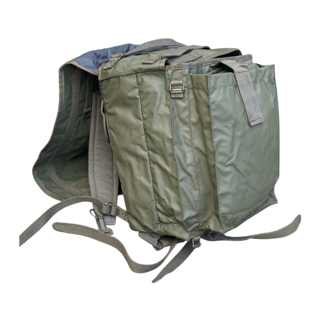 Sac à dos militaire 20L imperméable couleur kaki, avec bretelles et sangles de compression, style Musette F1, conçu pour l’armée française.