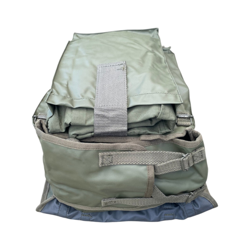 Sac à dos militaire imperméable 20L en vert olive, avec anse et sangles de fixation visibles. Fonctionnel et robuste. Musette F1 armée française.