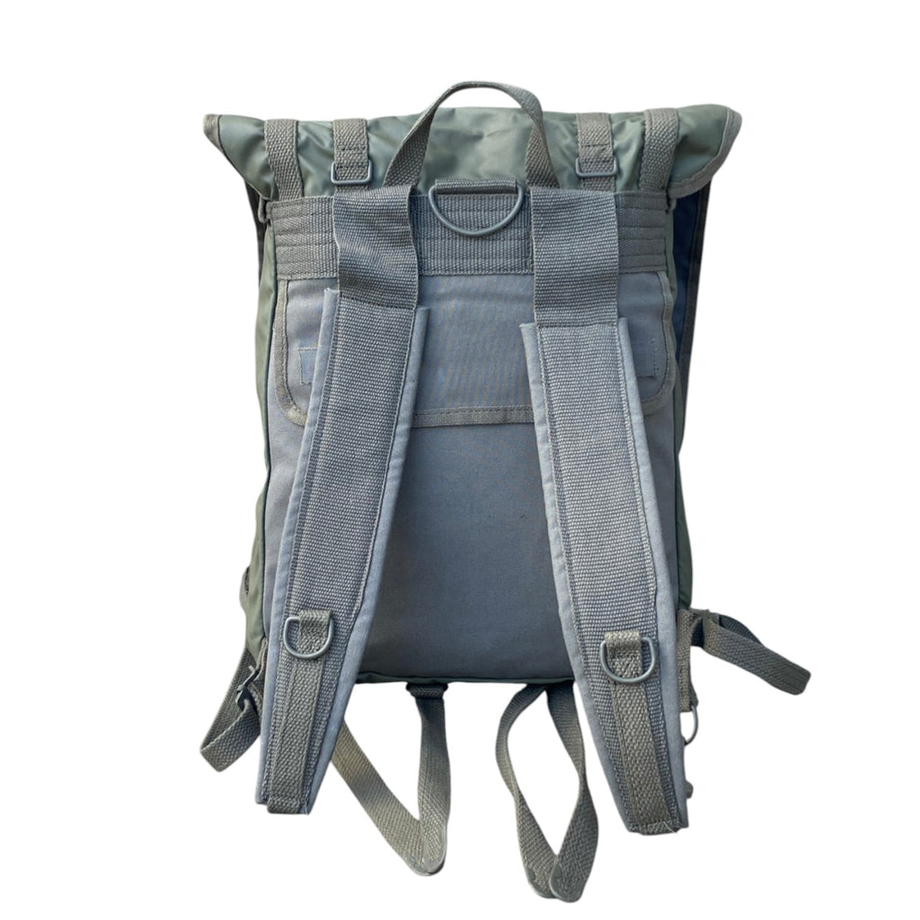 Sac à dos militaire vert-gris de 20L avec bretelles rembourrées et attaches métallique, vue arrière.