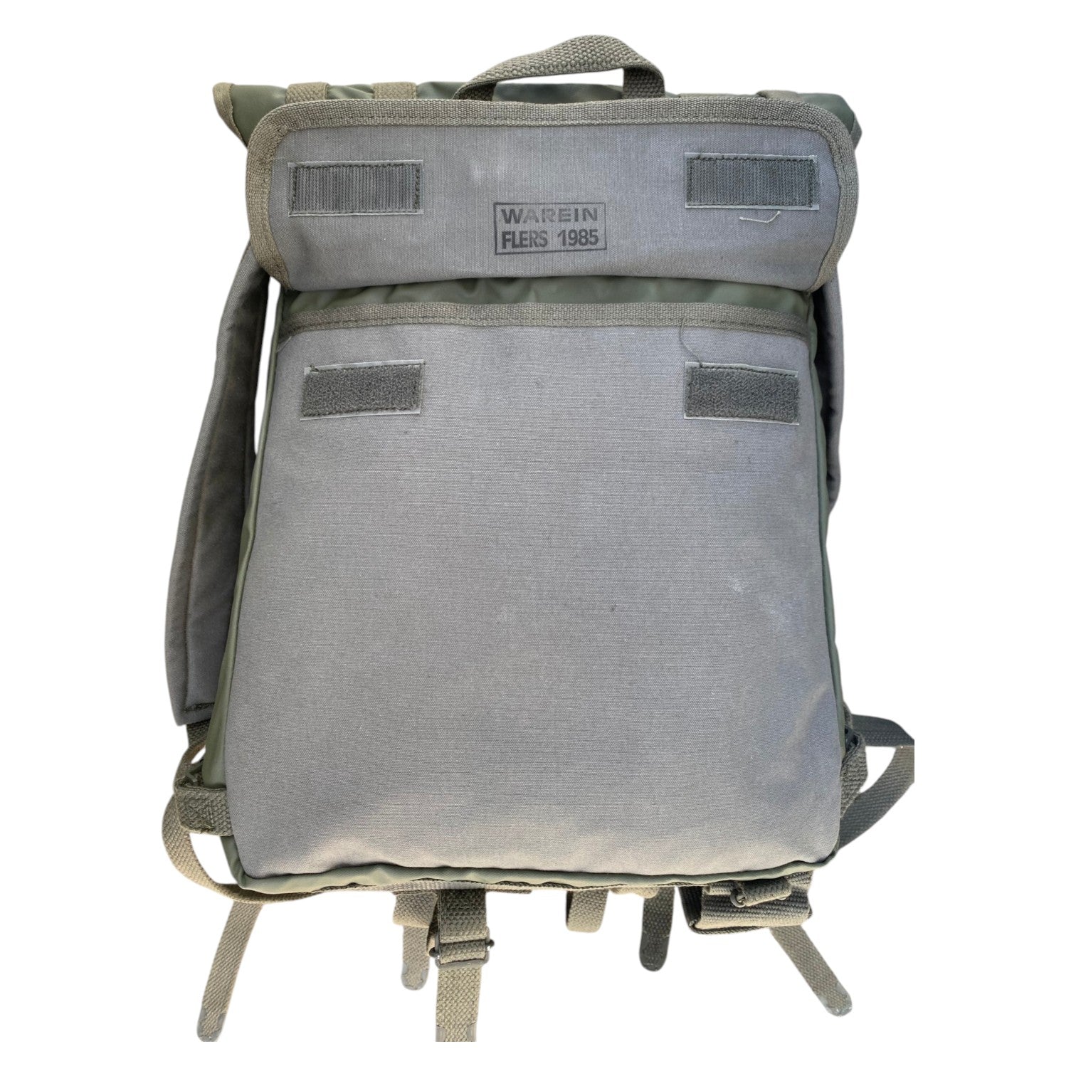 Sac à dos militaire 20L imperméable Musette F1 de l’armée française, gris kaki, avec rabats et sangles MOLLE visibles.