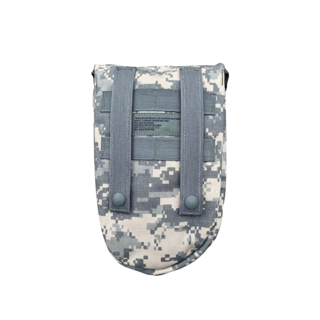 Pochette ou étui de survie couleur camouflage numérique gris-bleu, avec sangles et bouton-pression, conçu pour arme ou outil.