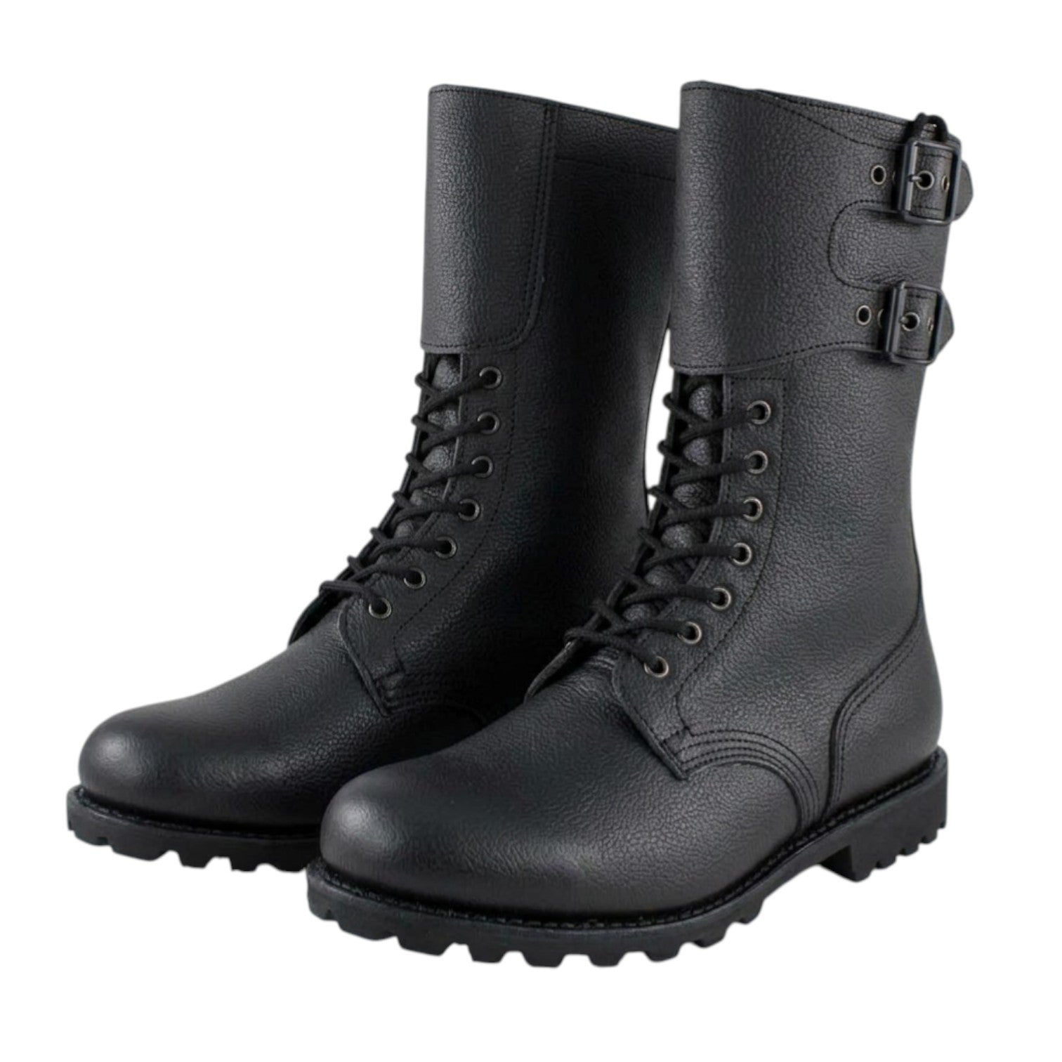 Bottes militaires noires en cuir Goodyear, hautes avec lacets et sangles à boucles, semelles crantées robustes. Ranger BM65 armée française.