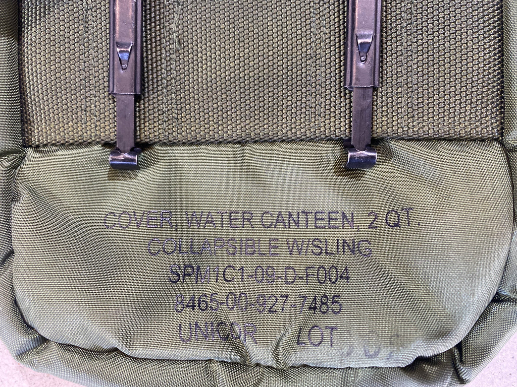 Gourde militaire US Army olive drab dans sac isotherme Alice, texte imprimé sur le tissu kaki.